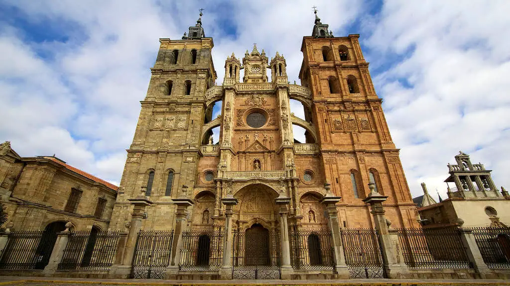 Fachada de la Catedral de Astorga, León, Camino Francés :: Albergues del Camino de Santiago Fachada de la Catedral de Astorga, León, Camino Francés :: Albergues del Camino de Santiago