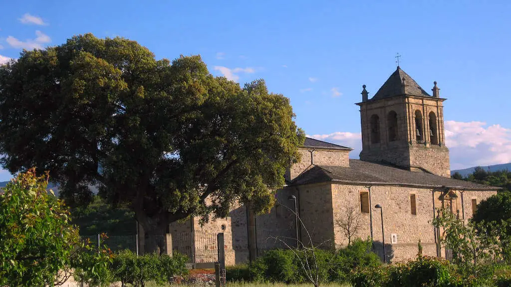 Iglesia de Santa María, Campo (Ponferrada), León (Etapa Rabanal del Camino – Ponferrada, Camino de Santiago Francés) :: Albergues del Camino de Santiago Iglesia de Santa María, Campo (Ponferrada), León (Etapa Rabanal del Camino – Ponferrada, Camino de Santiago Francés) :: Albergues del Camino de Santiago