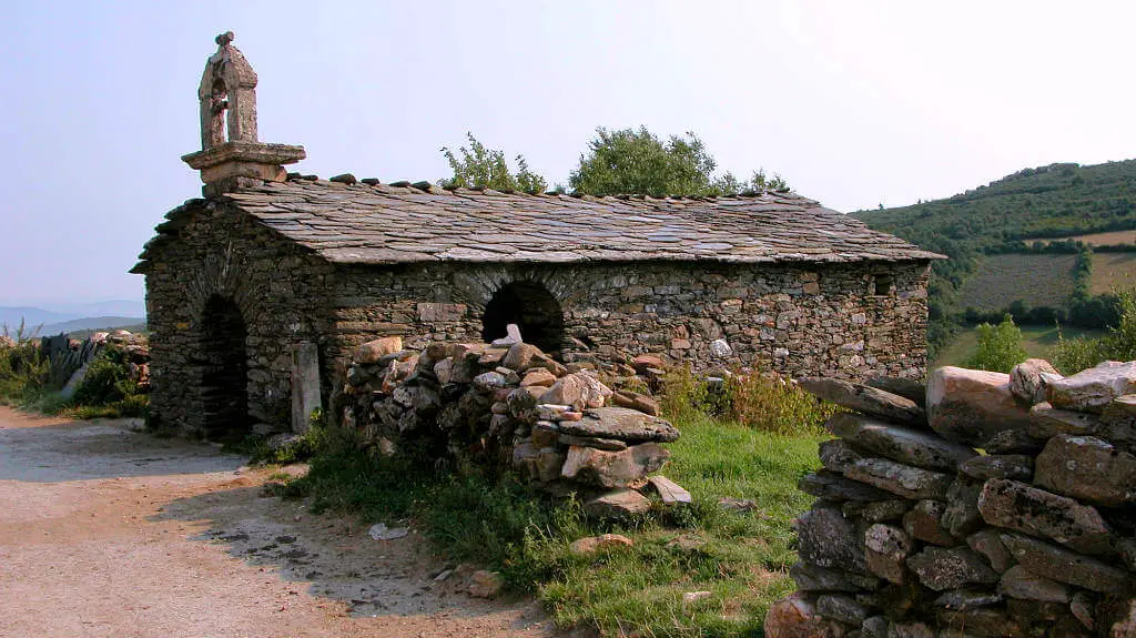 Ermita de San Pedro, O Biduedo, Lugo (Etapa O Cebreiro - Triacastela - Samos) :: Albergues del Camino de Santiago Ermita de San Pedro, O Biduedo, Lugo (Etapa O Cebreiro - Triacastela - Samos) :: Albergues del Camino de Santiago