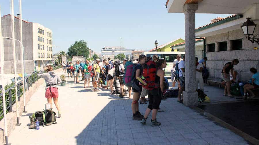 Peregrinos esperando la apertura del albergue Virgen Peregrina de Pontevedra - Camino Portugués :: Guía del Camino de Santiago