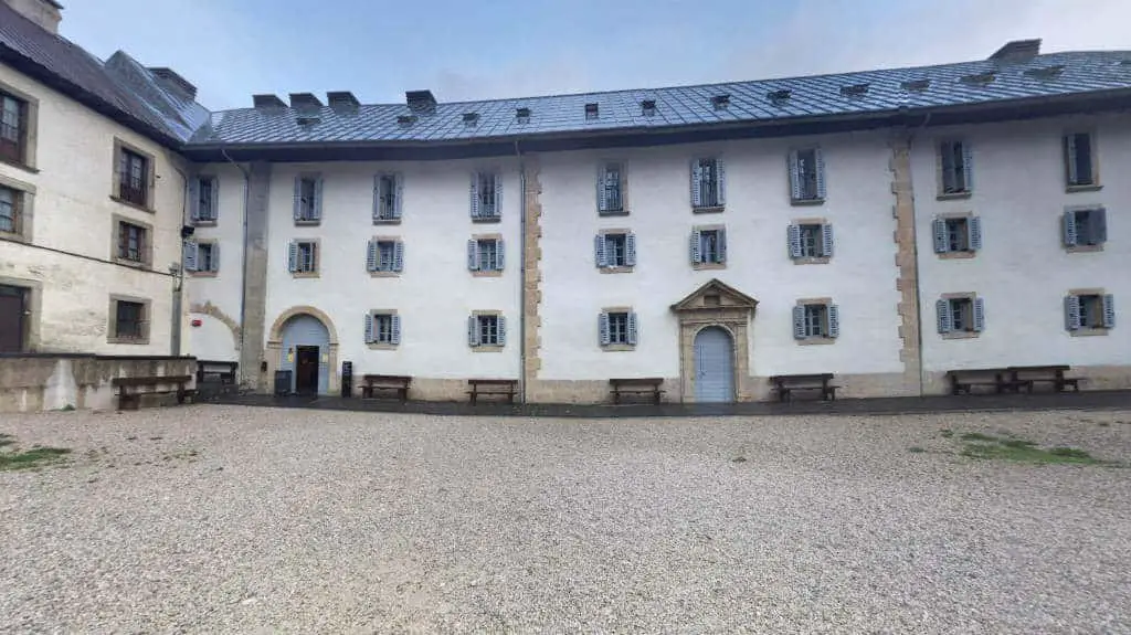 Albergue de peregrinos de la Real Colegiata de Roncesvalles, Navarra :: Albergues del Camino de Santiago