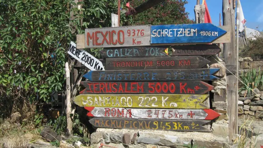 Carteles de dirección en el albergue de Manjarín en el Camino de Santiago.