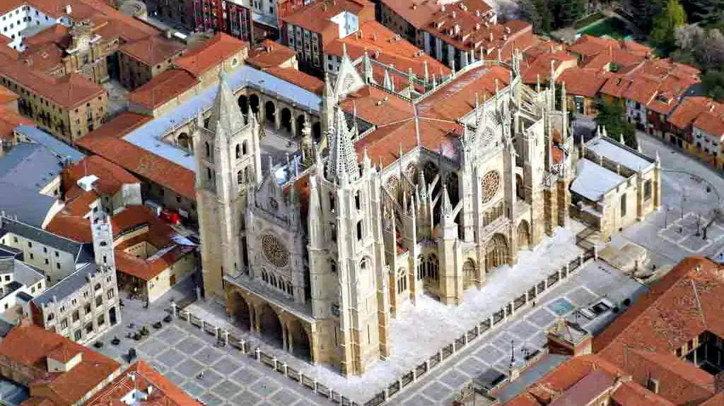 Vista aérea de la Catedral de León - Camino Francés :: Guía del Camino de Santiago