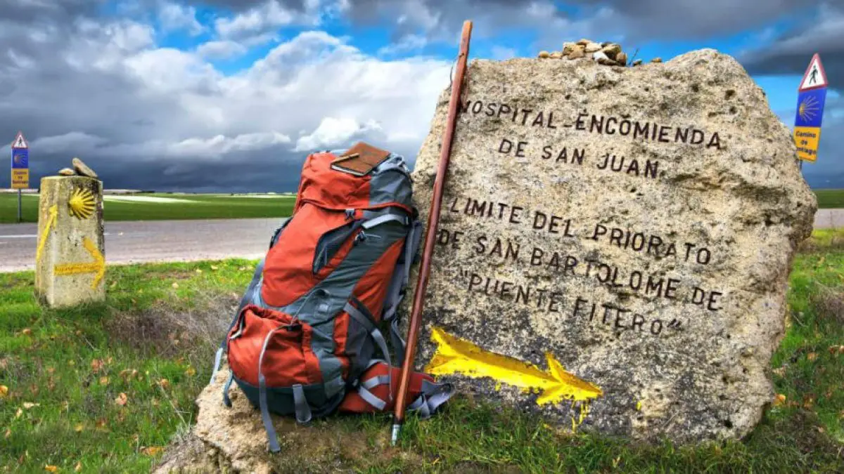 La mochila y el neceser para hacer el Camino de Santiago