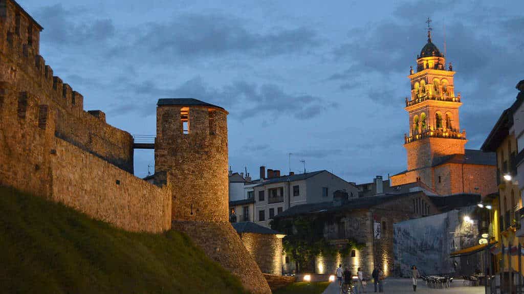 Ponferrada, León - Castillo Templario y torre de la Basílica de Nuestra Señora de la Encina :: Albergues del Camino de Santiago