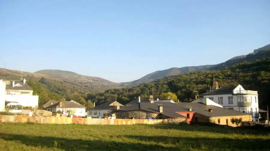 Vista de Triacastela, Lugo :: Guía del Camino de Santiago Vista de Triacastela, Lugo :: Guía del Camino de Santiago