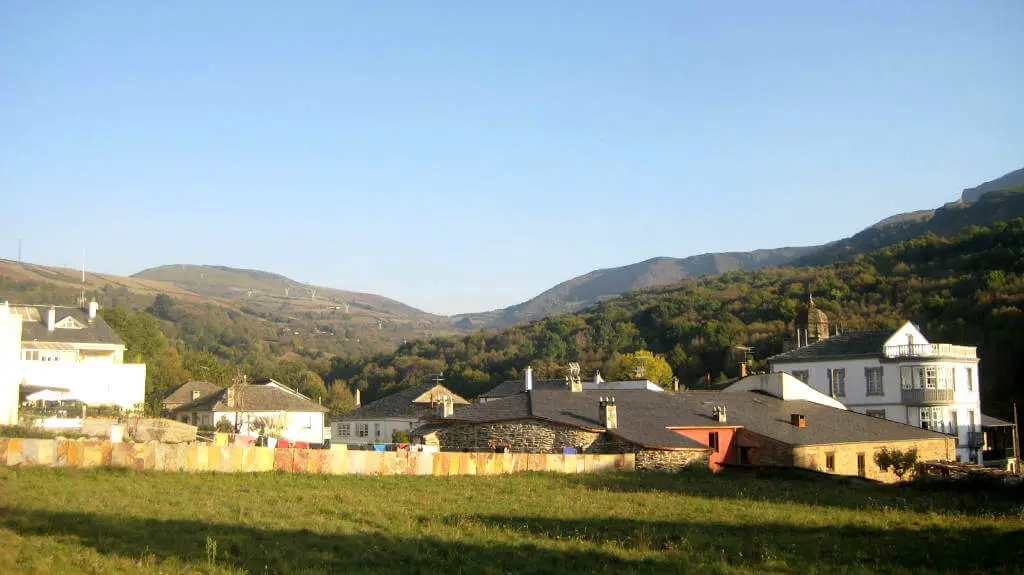 Vista de Triacastela, Lugo :: Guía del Camino de Santiago