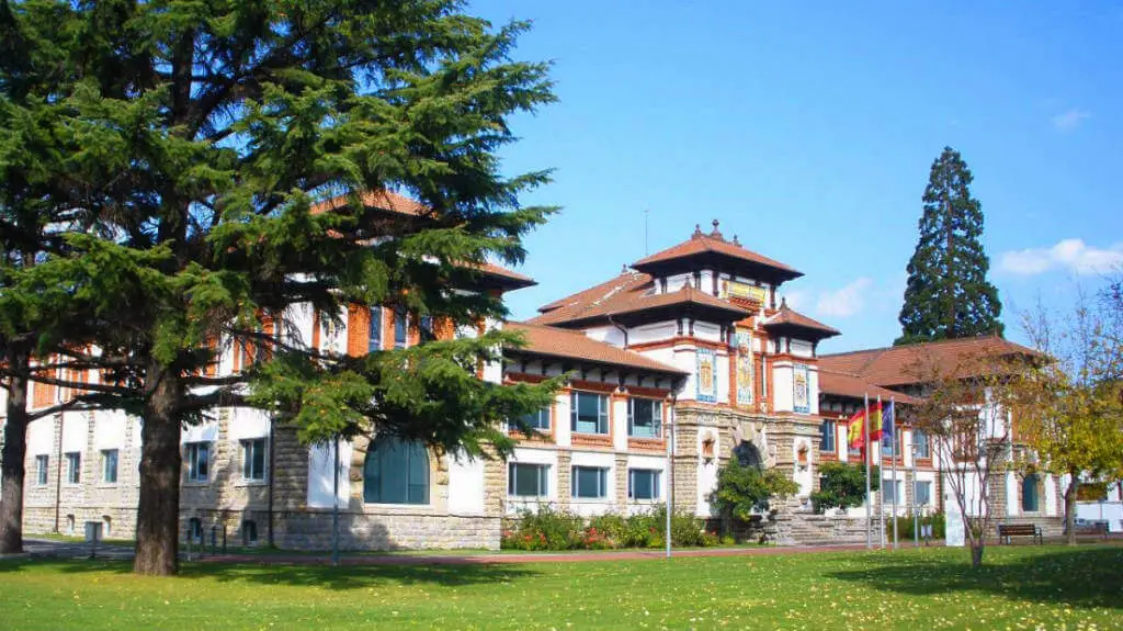Antigua Escuela de Peritos, Villava, Navarra (Etapa de Zubiri a Pamplona) - Camino Francés :: Albergues del Camino de Santiago Antigua Escuela de Peritos, Villava, Navarra (Etapa de Zubiri a Pamplona) - Camino Francés :: Albergues del Camino de Santiago