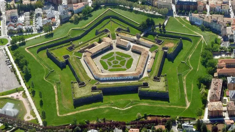 Ciudadela de Jaca, Camino Aragonés :: Albergues del Camino de Santiago