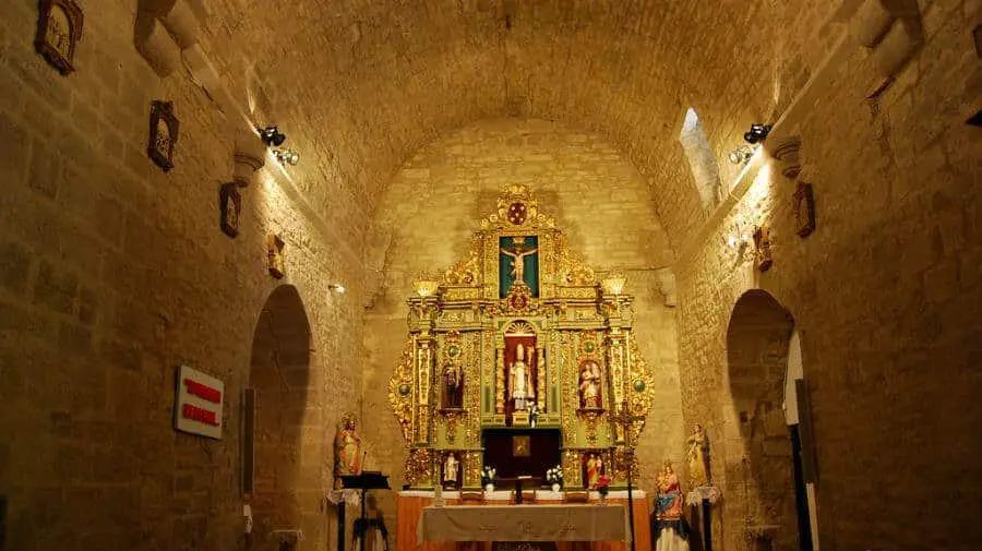 Interior de la iglesia de Izco - Camino Aragonés :: Albergues del Camino de Santiago