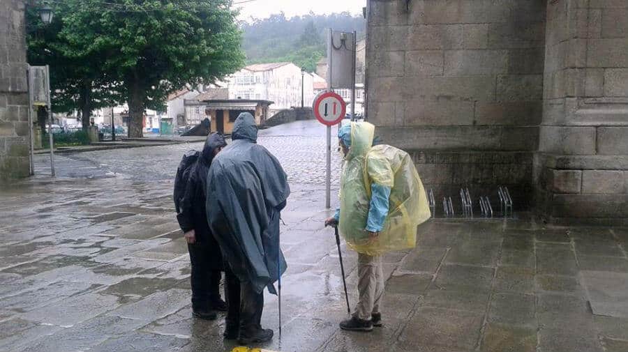 Peregrinos bajo la lluvia en el Camino Portugués :: Albergues del Camino de Santiago