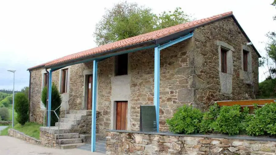 Albergue de peregrinos municipal Escuela de Ligonde, Lugo - Camino Francés :: Albergues del Camino de Santiago