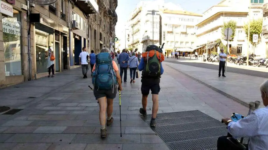 Peregrinos del Camino Portugués por la Costa atravesando Vigo :: Albergues del Camino de Santiago Peregrinos del Camino Portugués por la Costa atravesando Vigo :: Albergues del Camino de Santiago