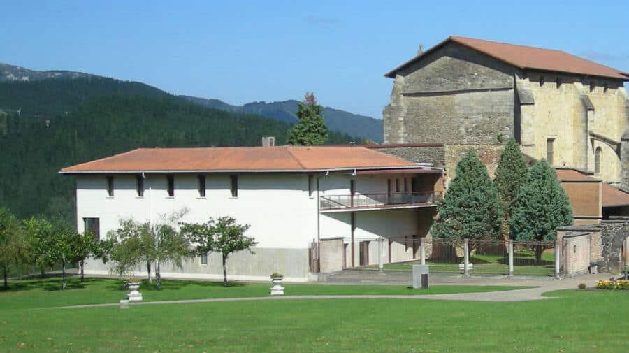 Albergue de peregrinos del monasterio de Zenarruza, Ziortza-Bolibar, Vizcaya - Camino del Norte :: Albergues del Camino de Santiago