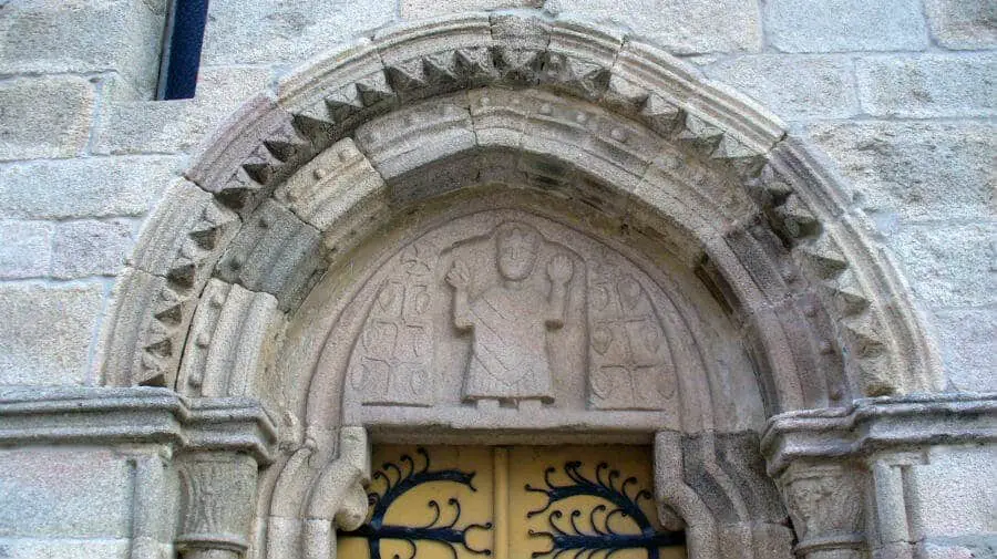 Tímpano de la portada norte de la iglesia de San Salvador de Sarria Camino Francés :: Guía del Camino de Santiago