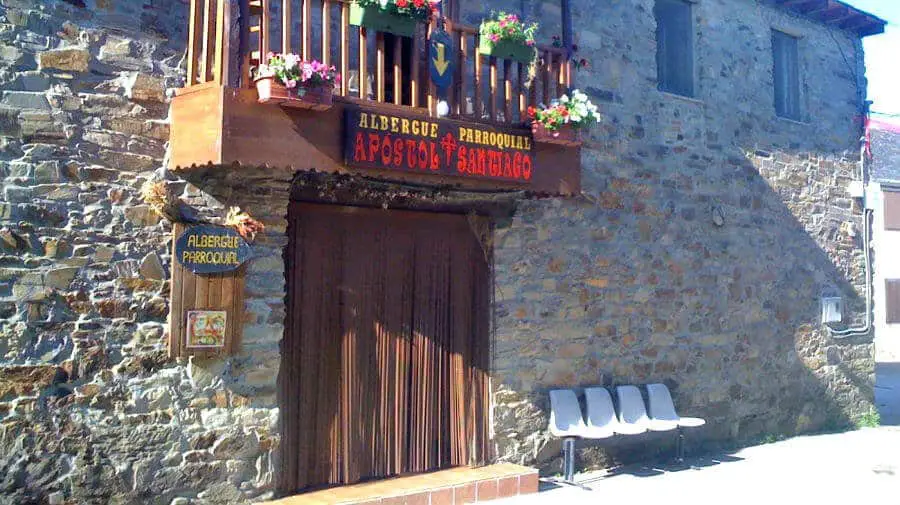 Albergue de peregrinos parroquial Apóstol Santiago, El Acebo, León - Camino Francés :: Albergues del Camino de Santiago
