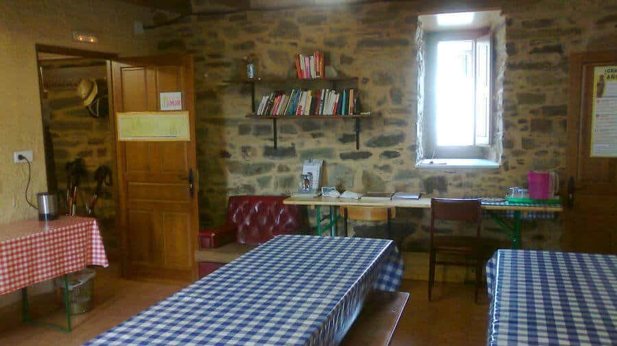 Albergue de peregrinos parroquial Apóstol Santiago, El Acebo, León - Camino Francés :: Albergues del Camino de Santiago