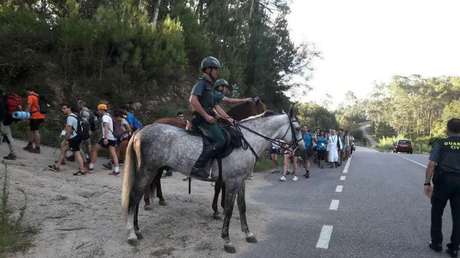 Guadia Civil a caballo y a pie custodiando un tramo del Camino de Santiago :: Albergues del Camino de Santiago