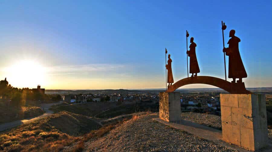 Escultura - Monumento al Camino de Santiago del Ebro en Caspe, Zaragoza :: Albergues del Camino de Santiago