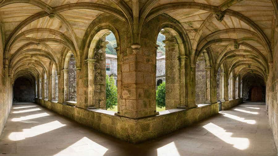 Claustro del Monasterio de Armenteira, Variante Espiritual del Camino Portugués :: Guía del Camino de Santiago