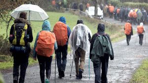 Grupo de peregrinos del Camino en Galicia bajo la lluvia :: Albergues del Camino de Santaigo