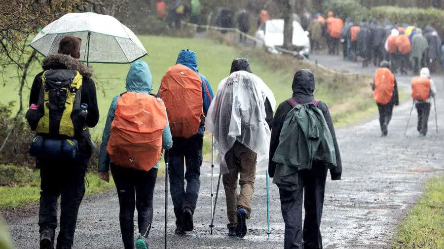 Grupo de peregrinos del Camino en Galicia bajo la lluvia :: Albergues del Camino de Santiago Grupo de peregrinos del Camino en Galicia bajo la lluvia :: Albergues del Camino de Santiago