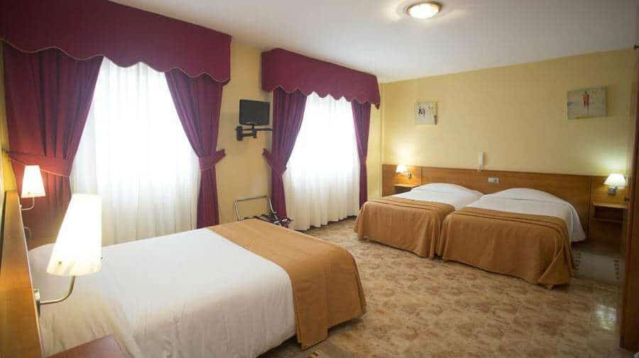 Hotel Carlos 96, Melide, La Coruña - Camino Francés :: Alojamientos del Camino de Santiago