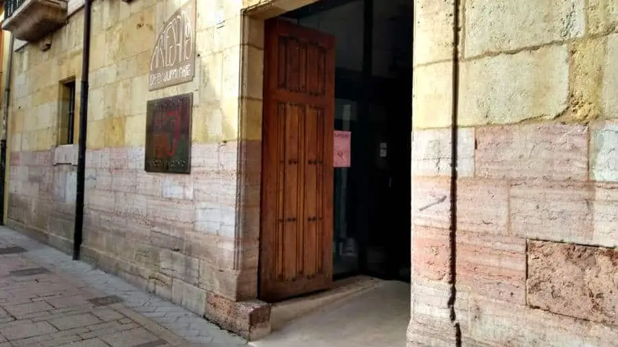 Albergue Hostel Palacio Jabalquinto, León - Camino Francés :: Albergues del Camino de Santiago