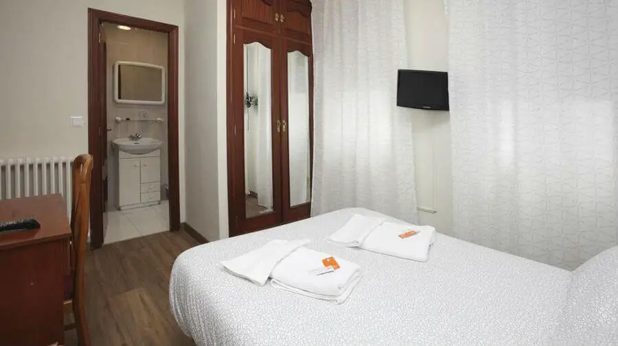 Hostal Central, La Virgen del Camino, León - Camino Francés :: Alojamientos del Camino de Santiago