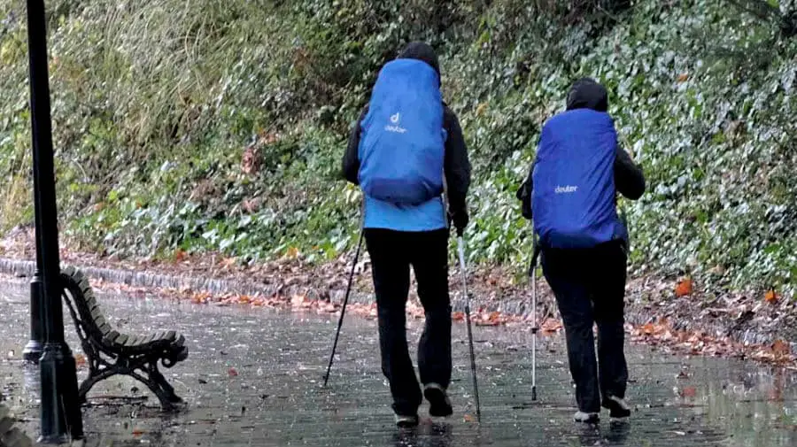 Dos peregrinos bajo la lluvia en el Camino Inglés :: Albergues del Camino de Santiago