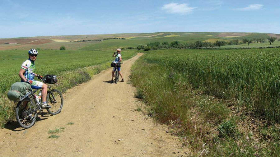 Peregrinos en bici por la Vía de la Plata en Extremadura :: Guía del Camino de Santiago