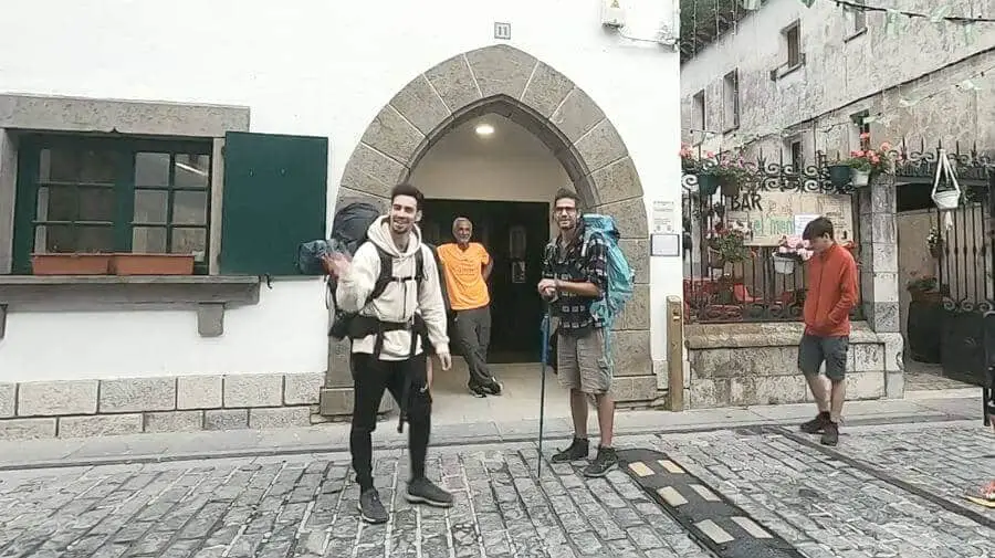 Peregrinos en la puerta del albergue de Canfranc, Camino Aragonés Peregrinos en la puerta del albergue de Canfranc, Camino Aragonés