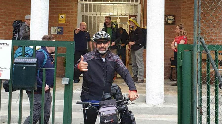 Todo OK. Gustavo, peregrino bonaerense querealiza el Camino en bicicleta, abandonaba el albergue más que satisfecho. :: Albergues del Camino de Santiago