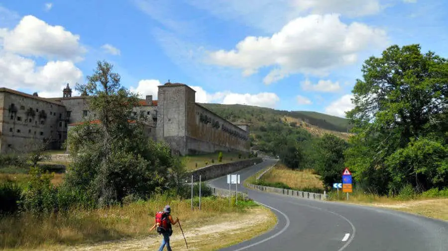 Peregrino llegando al Monasterio de Oseira, Camino Sanabrés :: Guía del Camino de Santiago