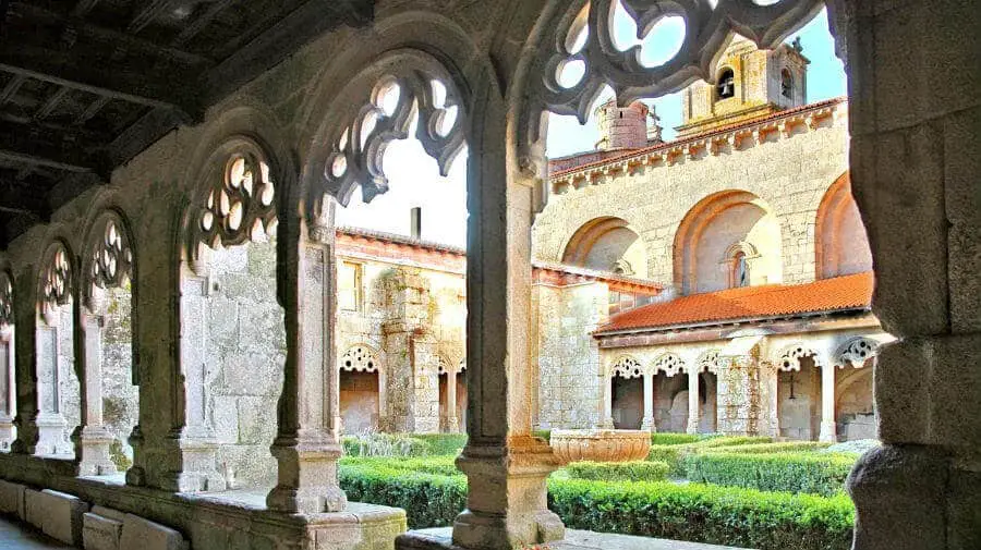 Claustro de la Colegiata de Xunqueira de Ambía, Orense - Camino Sanabrés :: Guía del Camino de Santiago Claustro de la Colegiata de Xunqueira de Ambía, Orense - Camino Sanabrés :: Guía del Camino de Santiago