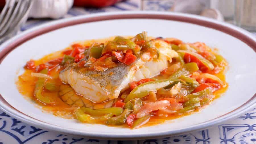 Bacalao con piperrada, plato típico de la cocina vasca - Camino del Norte :: Gastronomía del Camino de Santiago