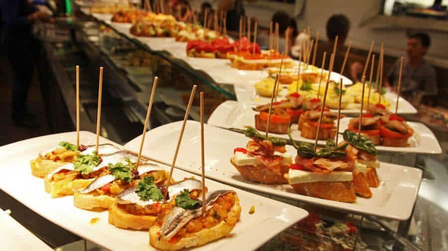 Pintxos en un bar de San Sebastián - Camino del Norte :: Gastronomía del Camino de Santiago