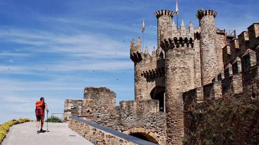 Peregrino del Camino de Santiago en el Castillo Templario de Ponferrada