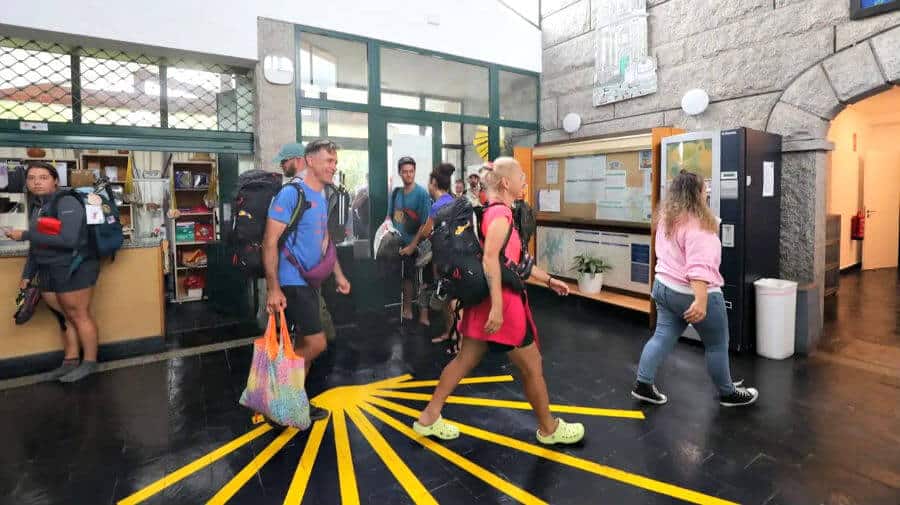 Peregrinos entrando en el albergue Virxe Peregrina de Pontevedra :: Camino Portugués
