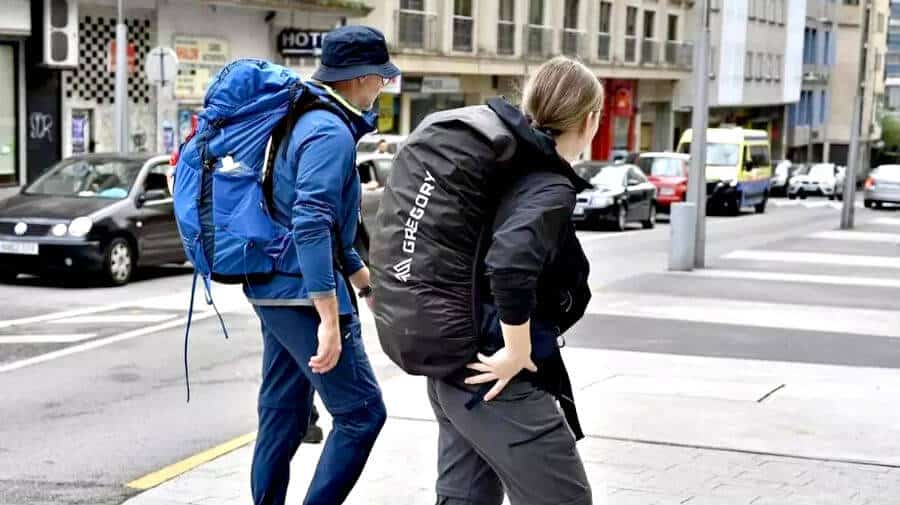 Peregrinos atravesando Pontevedra :: Albergues del Camino de Santiago