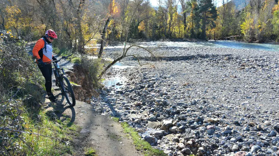 Ciclista junto a un derrumbe en el Camino Francés por Aragón Ciclista junto a un derrumbe en el Camino Aragonés :: Albergues del Camino de Santiago