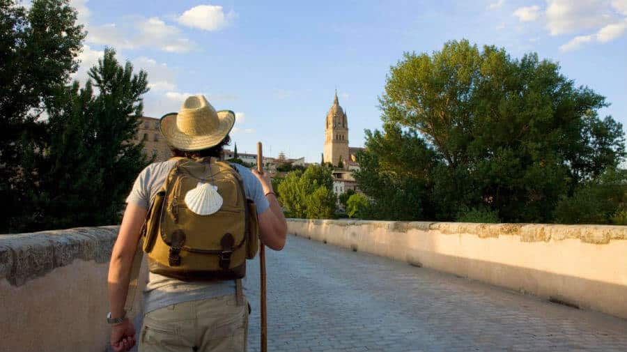 Un peregrino por la Vía de la Plata llegando a Salamanca :: Guía del Camino de Santiago Un peregrino por la Vía de la Plata llegando a Salamanca :: Guía del Camino de Santiago