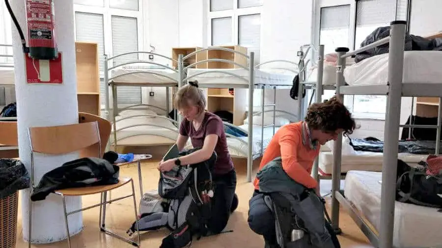 Peregrinos preparándose en el albergue de Irún - Camino del Norte Peregrinos preparándose en el albergue de Irún - Camino del Norte :: Guía del Camino de Santiago
