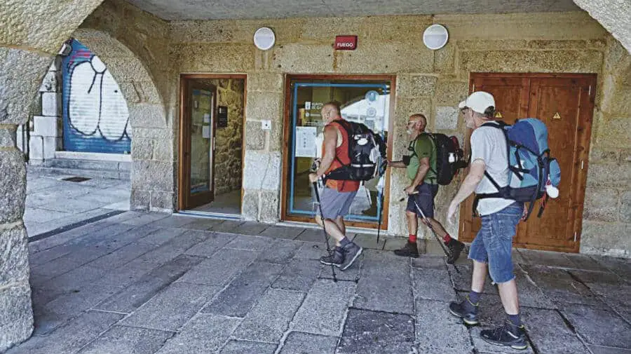 Un grupo de peregrinos entrando en el albergue de la Xunta de Vigo :: Guía del Camino de Santiago Un grupo de peregrinos entrando en el albergue de la Xunta de Vigo, el único público del Camino de la Costa :: Guía del Camino de Santiago