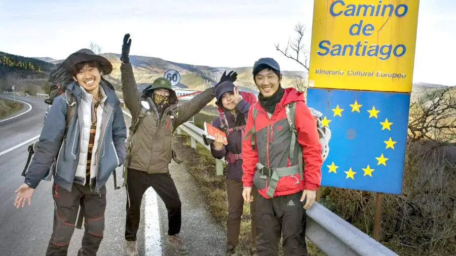 Peregrinos coreanos en el Camino de Santiago Peregrinos coreanos en a la salida de O Cebreiro :: Guía del Camino de Santiago
