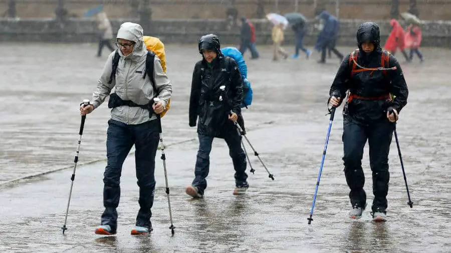 Peregrinos bajo la lluvia en Santiago de Compostela Peregrinos bajo la lluvia en invierno en Santiago de Compostela :: Guía del Camino de Santiago