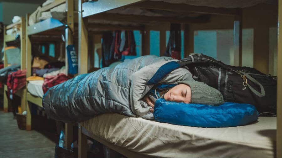 Una peregrina durmiendo en una litera en un albergue :: Guía del Camino de Santiago