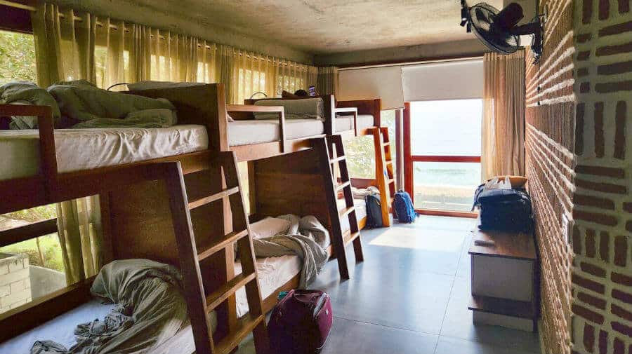 Dormitorio compartido de un albergue en el Camino de Santiago