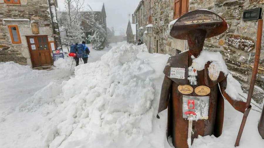El mítico O Cebreiro bajo la nieve en invierno :: Guía del Camino de Santiago