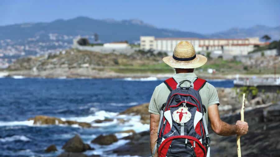 Peregrino contemplando el mar en el Camino Portugués por la Costa :: Guía del Camino de Santiago